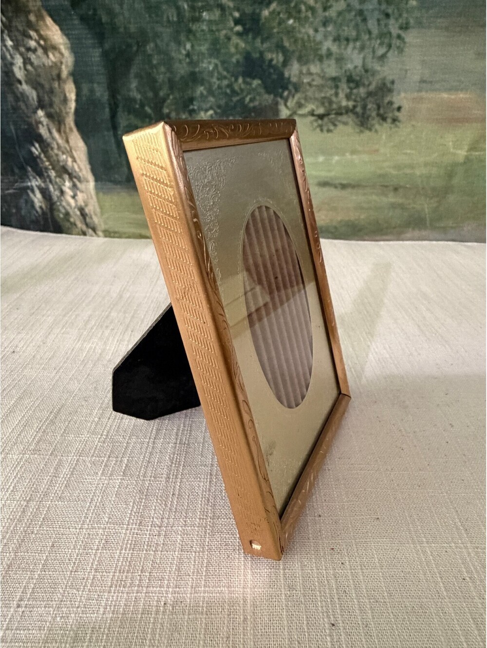 Embossed gold rectangular picture frame - Picture 2 of 4